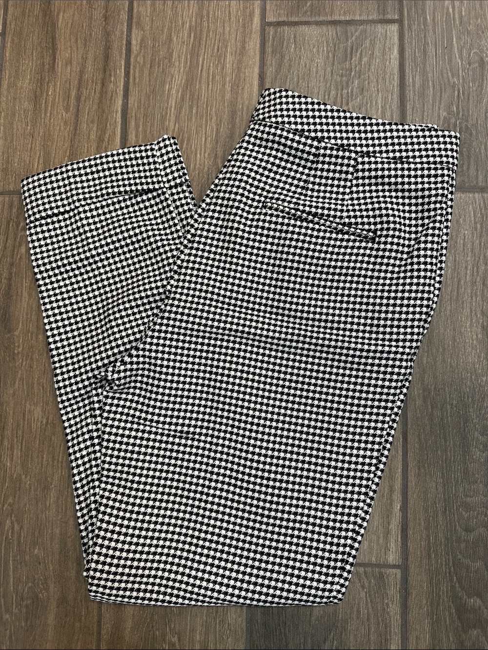 Ann Taylor women’s houndstooth slacks. Size 10T. NWT. Hemmed cuff, 4 pocket